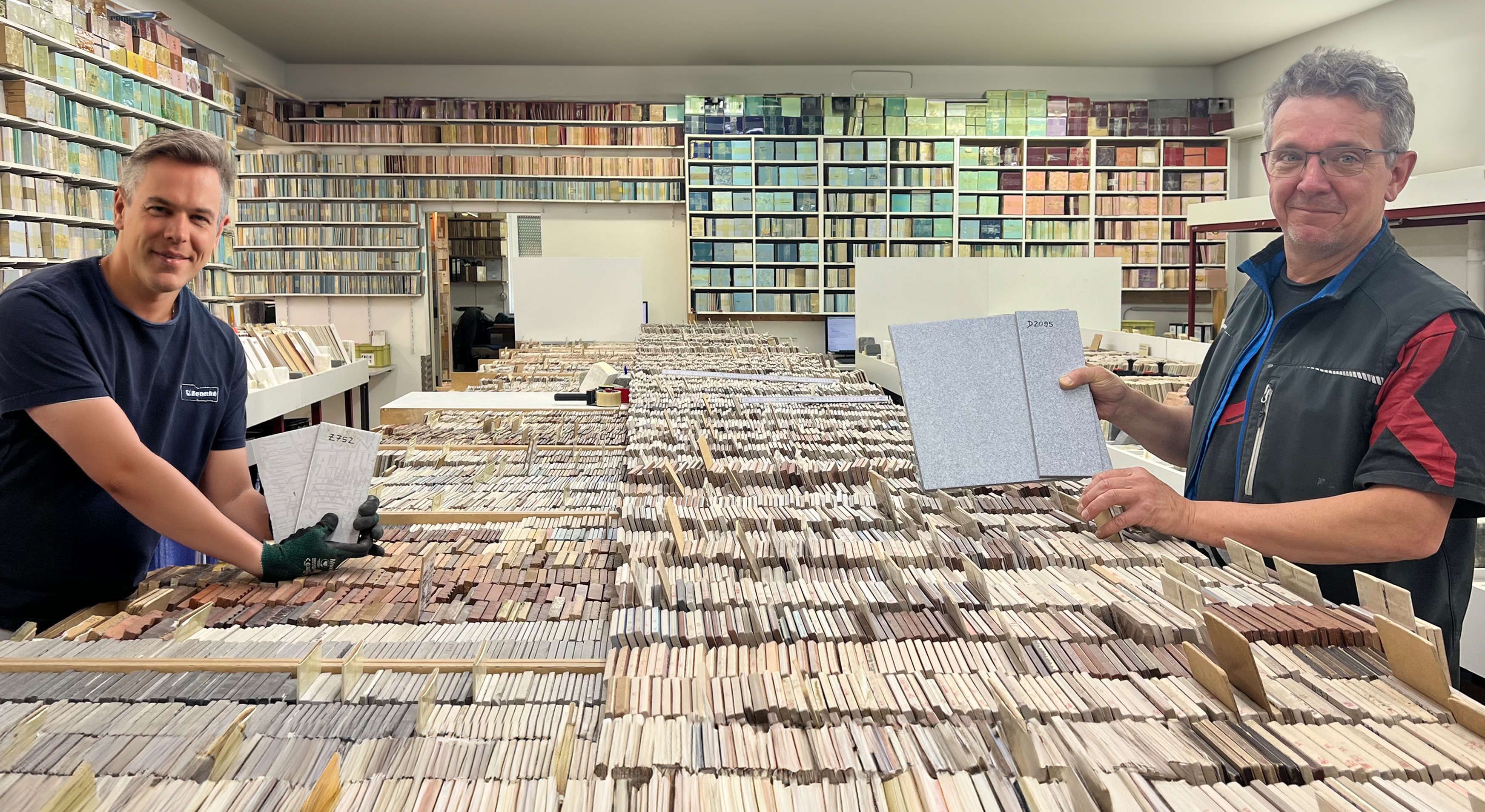 Zwei Experten suchen Ersatzfliesen