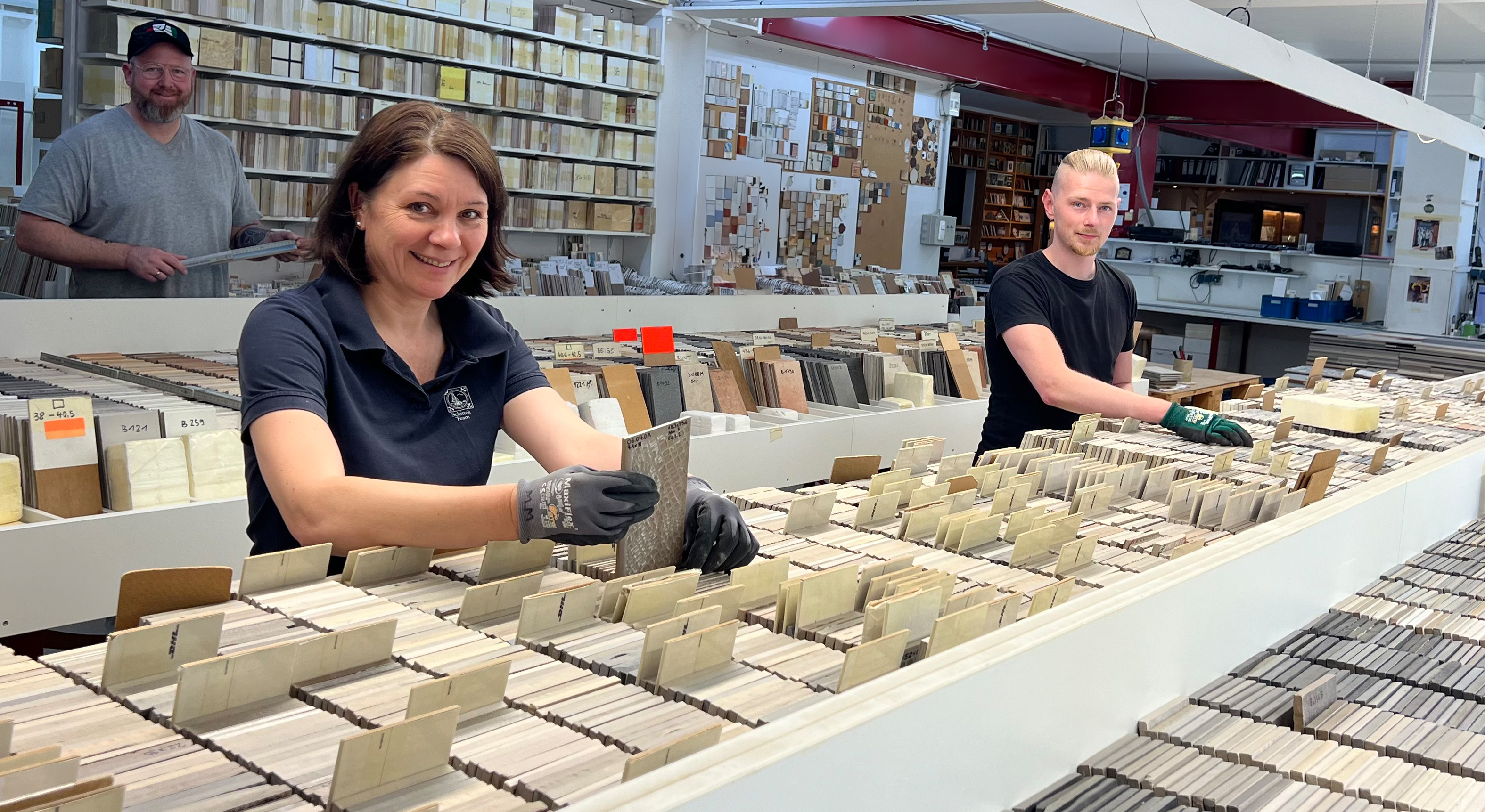 Mitarbeiter bei der Fliesensuche im Fliesenarchiv